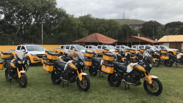 A foto mostra as fotos doadas pelo Daer ao CRBM.Ao fundo, estão os carros.