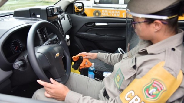A foto mostra uma soldado do CRBM dentro de um automóvel. Ela usa máscara de acrílico para proteger o rosto.