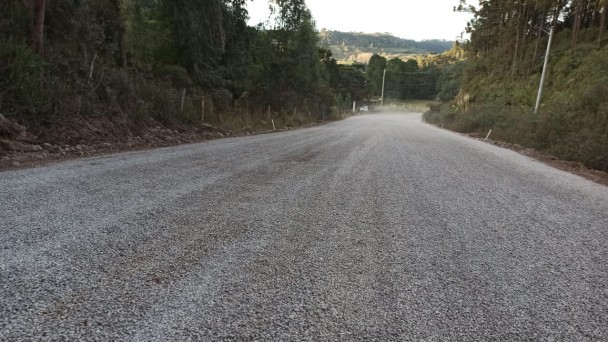 A foto mostra a ERS-020. O pavimento ainda não está asfaltado. No entorno da pista, vegetação.