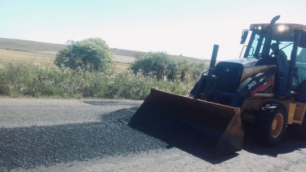A foto mostra uma máquina tapando buracos na ERS-168.