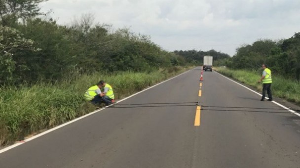 foto mostra instalação de equipamento para Contagem de Trafego em rodovia
