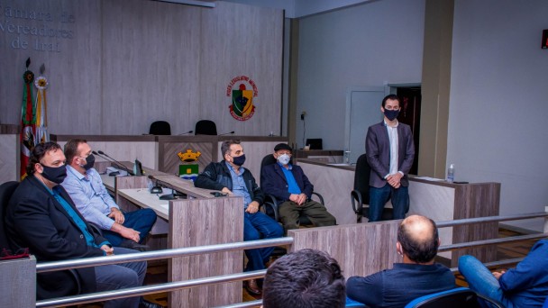A foto mostra as autoridades reunidas na Câmara Municipal de Iraí. Em pé, está o diretor-geral do Daer, Luciano Faustino. Todos usam máscaras de proteção.