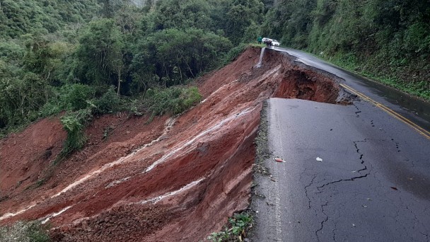 A foto mostra a imagem da pista que cedeu na ERS-448, em Nova Roma do Sul.