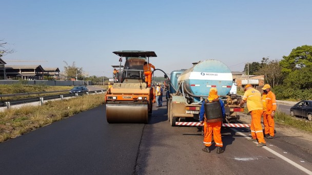 A foto mostra a equipe de trabalho fazendo a pavimentação da ERS-118.
