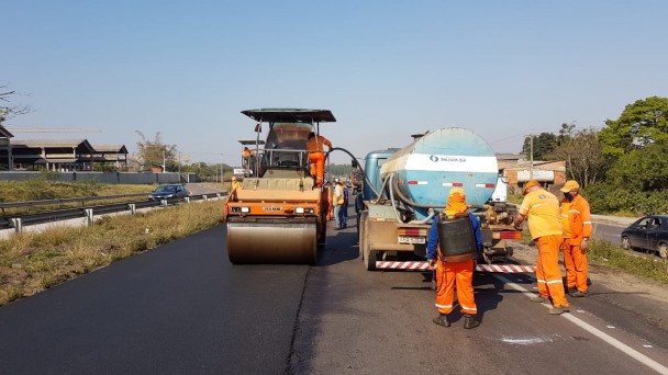 A foto mostra a equipe de trabalho fazendo a pavimentação da ERS-118. 