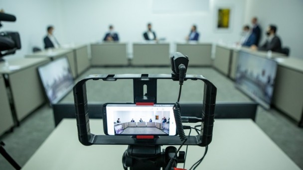 A foto mostra os deputados e prefeitos reunidos em uma mesa em formato de "u",