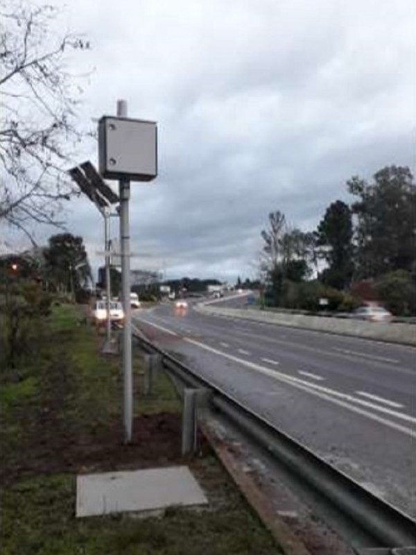 imagem de um dispositivo leitor de placas ou OCR instalado em uma rodovia do Daer