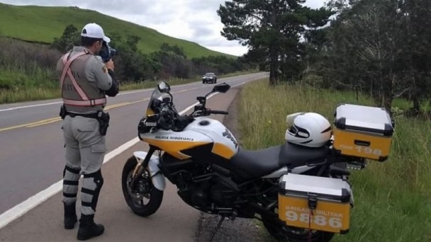 imagem mostra um policial do CRBM realizando fiscalização de velocidade em uma rodovia, através de um radar móvel