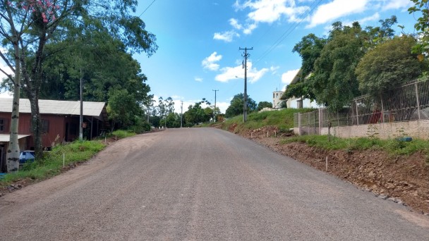 A foto mostra o pavimento da ERS-324, que está em obras.