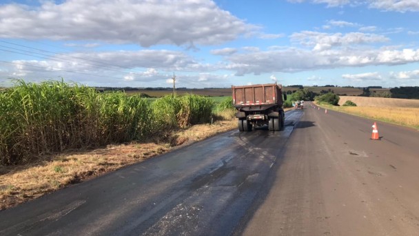 A foto mostra a rodovia em obras. Ao redor, vegetação.