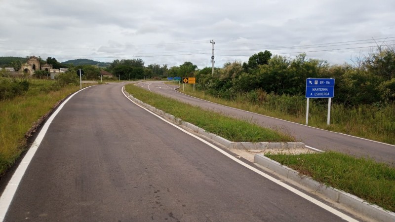 Na foto está a estrada da ERS-713, com ampla vegetação dos lados. Na parte direita pode ser vista uma placa azul que a BRS-116 não está longe.