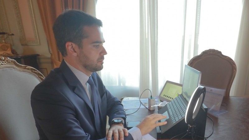 Foto mostra o governador Eduardo Leite em frente a um notebook durante uma chamada de vídeo.