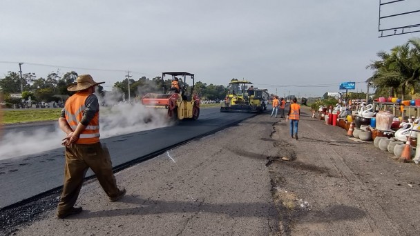 A foto mostra máquina consertando a pista da ERS-030.