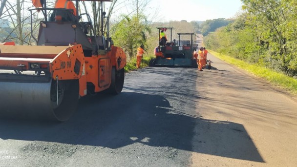 A foto mostra dois equipamentos na pista da ERS-211.
