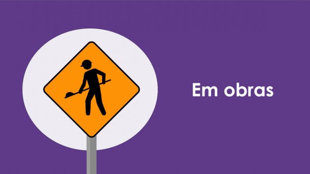 A foto mostra uma placa que indica que a rodovia está em obras.