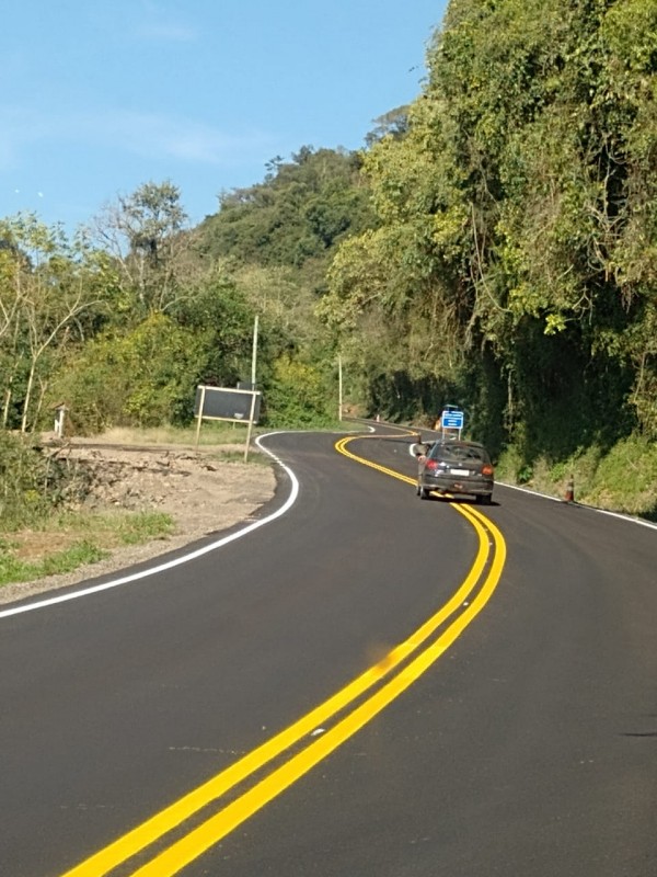 A imagem mostra um carro trafegando por um dos trechos recém revitalizados da Rota do Sol