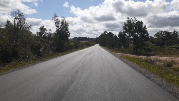 A imagem mostra uma estrada recém revitalizada 