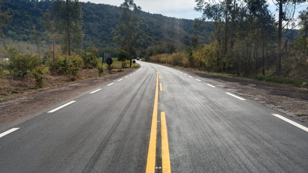 A imagem mostra uma trecho da rodovia que foi recém recuperado