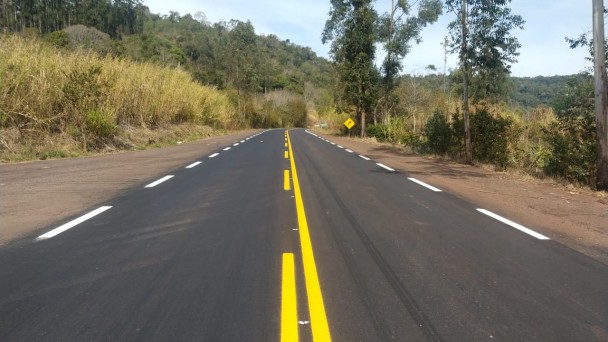 A imagem mostra trecho da rodovia recém recuperado, após recapeamento do asfalto e pintura da pista