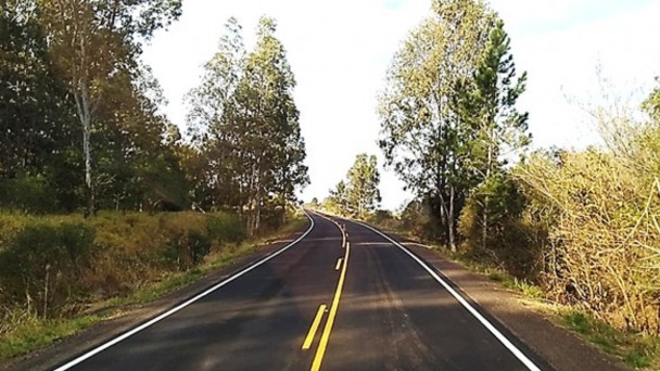 A imagem mostra trecho da rodovia recém restaurado 