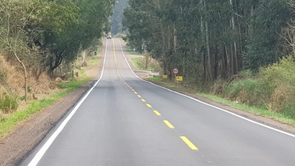 A imagem mostra trecho da ERS-211 após as obras de recuperação