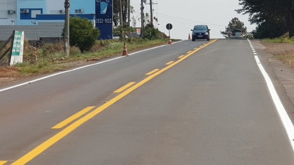 A imagem mostra veículos trafegando por trecho da rodovia recém restaurado