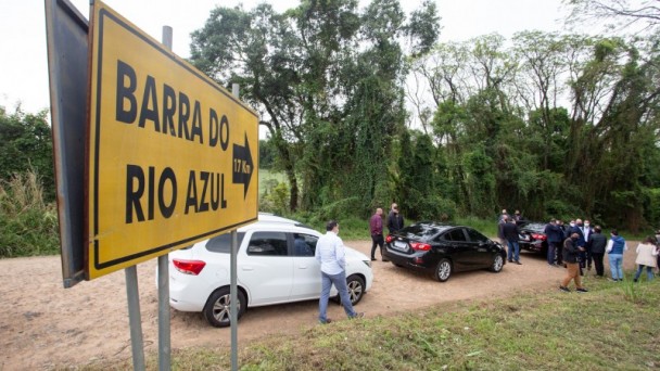 A imagem mostra os participantes da reunião analisando um dos locais que receberá obras 