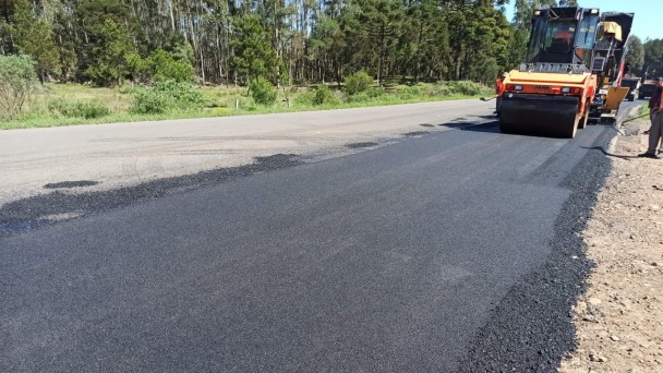 A imagem mostra máquina realizando a compactação do novo asfalto