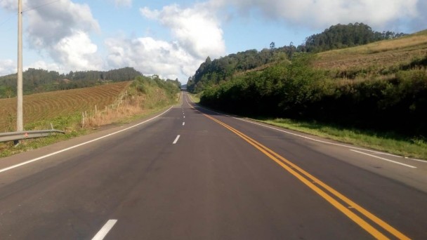 A imagem mostra trecho da rodovia recém recuperado