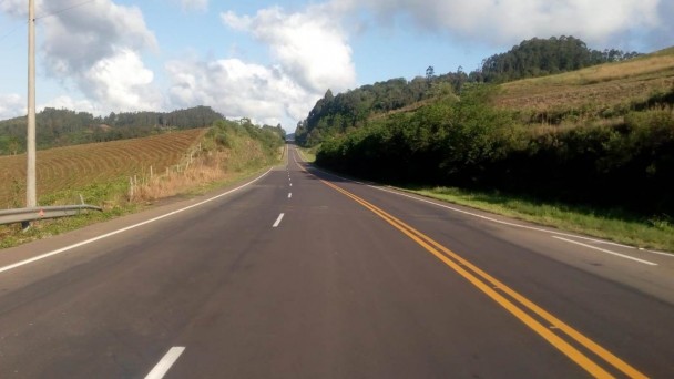 A imagem mostra trecho da rodovia recém recuperado 