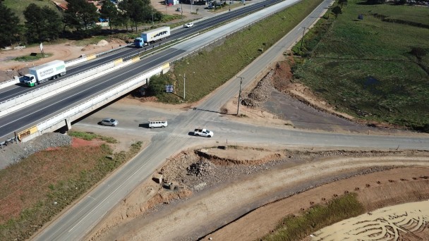 A foto mostra uma imagem aérea do Viaduto Marechal Rondon, na ERS-118.