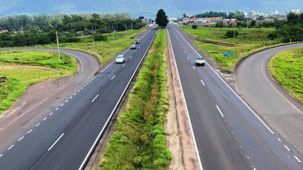 A imagem mostra trecho recém recuperado da rodovia