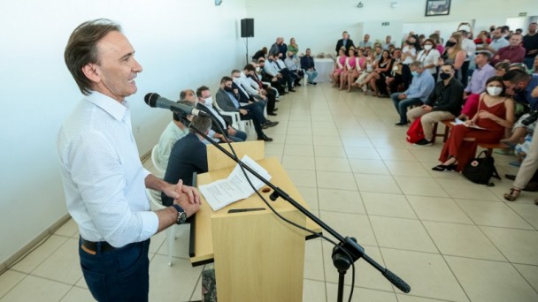 Imagem mostra o Secretario de Logística e Transportes, Juvir Costella, discursando