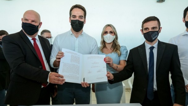 Leite na assinatura com os prefeitos Amilton Fontana (Roca Sales), Gisele Caumo (Santa Tereza) e Mateus Trojan (Muçum)
