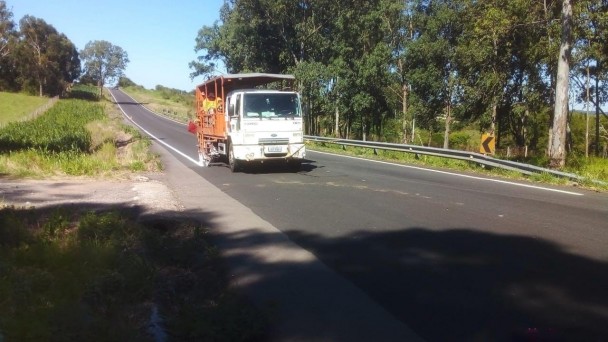 A imagem mostra a máquina realizando a nova sinalização no asfalto.