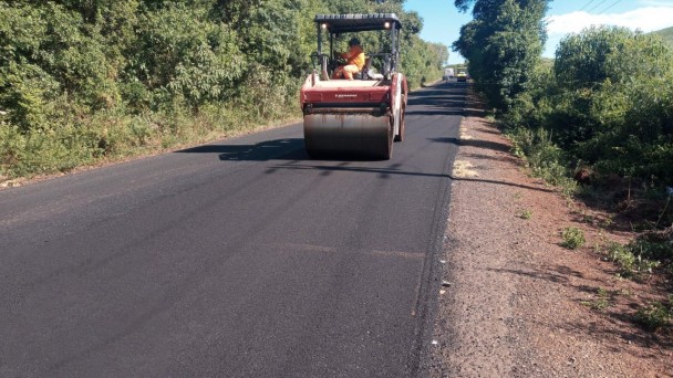 Imagem mostra máquina realizando a compactação da pista