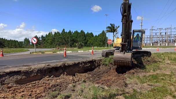 Imagem mostra máquina realizando a retirada da faixa lateral da pista 