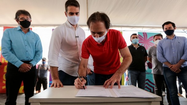 Governador Leite e o secretário Costella na assinatura de 3 convênios para obras de melhorias em estradas rumo ao litoral