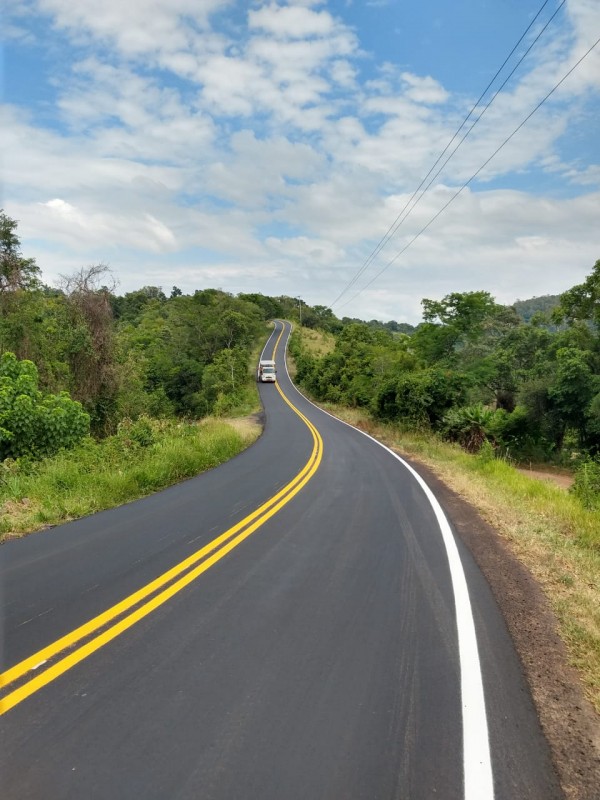 A imagem mostra a rodovia com a nova sinalização.