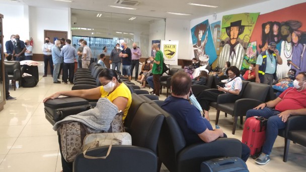 imagem mostra usuários da rodoviária de Porto Alegre sentados na sala de embarque