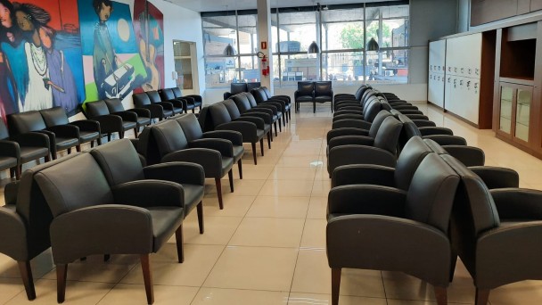imagem mostra filas de poltronas pretas lado a lado, na sala de embarque da rodoviária de Porto Alegre