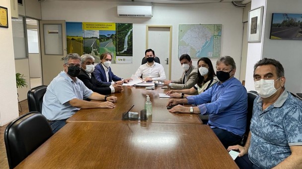 A imagem mostra representantes do Governo do estado e da Prefeitura de Alegrete durante assinatura do convênio