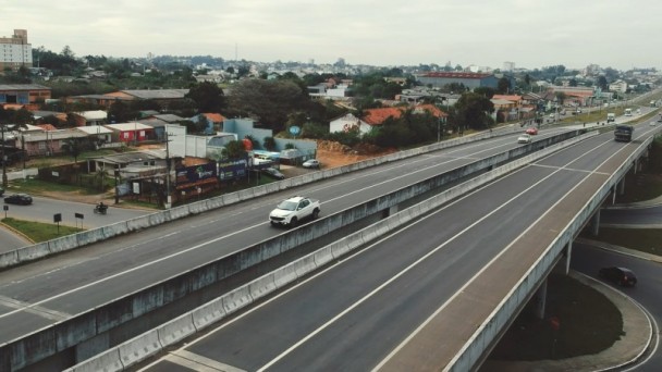 A foto mostra a rodovia ERS-118 vista do alto.