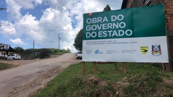 Imagem mostra placa contendo as informações da obra