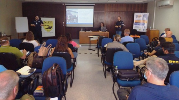 Imagem mostra palestrantes e participantes durante o evento