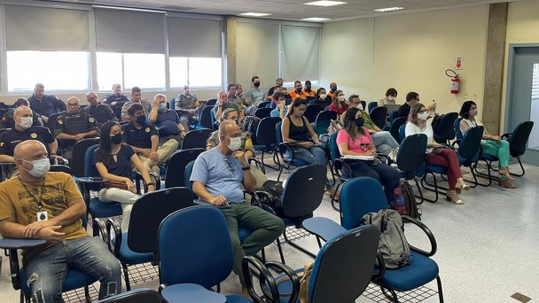 Imagem mostra participantes durante o evento