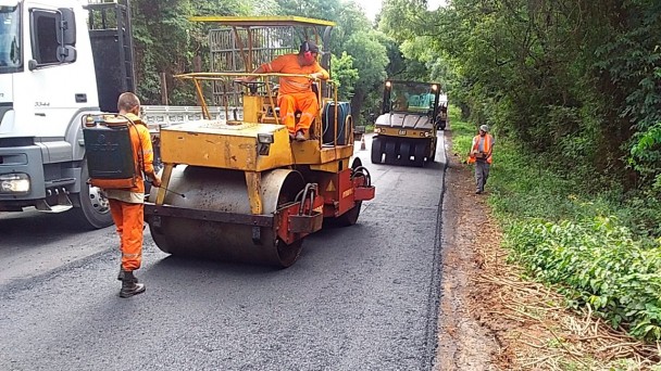 Imagem mostra máquinas realizando a compactação do asfalto