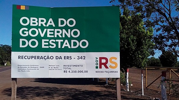 Imagem mostra placa contendo as informações da obra