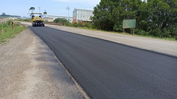 Imagem mostra máquina realizando a compactação do no asfalto