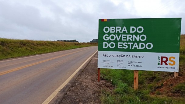 Imagem mostra placa com as informações da obra